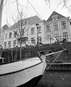 856195 Afbeelding van een straatlantaarn op de Nieuwegracht te Utrecht, gezien vanaf de werf aan de overzijde, met de ...